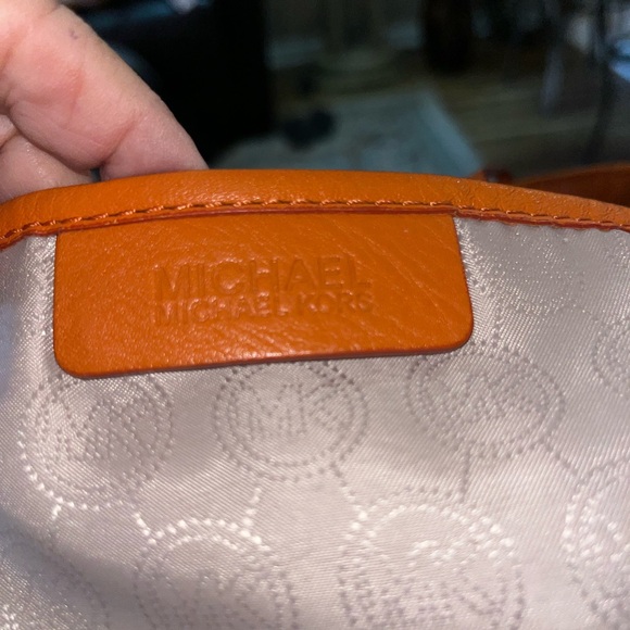 GUC Authentic Michael Kors pebbled leather bucket handbag withh wallet. 13X14 - Picture 6 of 9